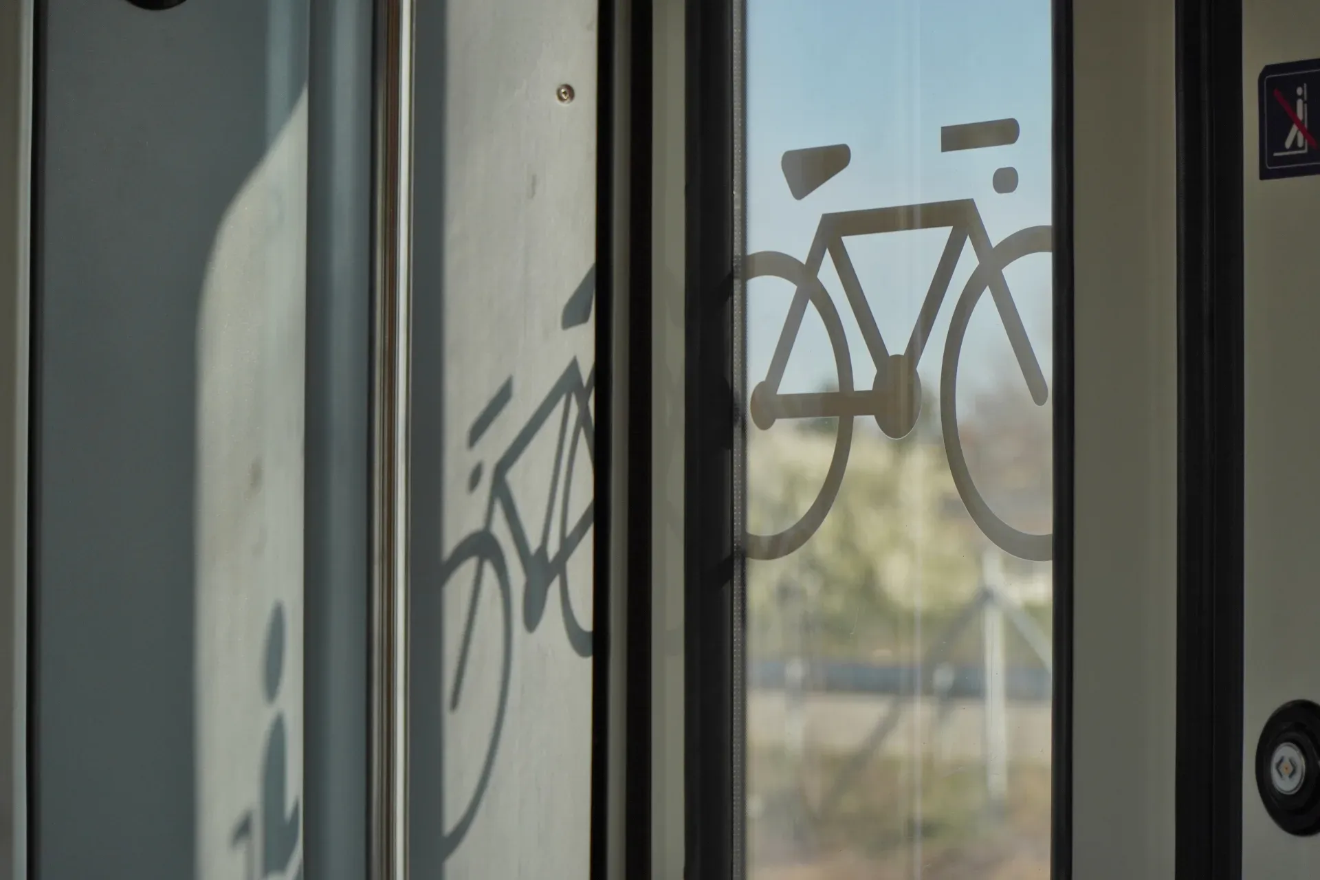 Symbole d'un vélo sur la porte vitrée d'un train à Belgrade, Serbie, indiquant le transport de vélos.