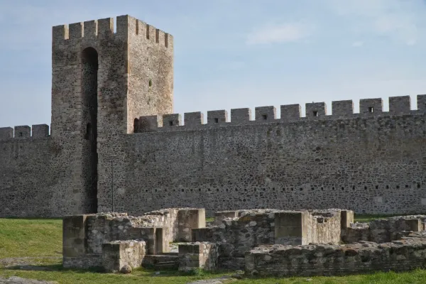Les ruines d'un édifice religieux sont visibles devant l'impressionnant mur de pierre et la tour de guet de la forteresse de Smederevo en Serbie.