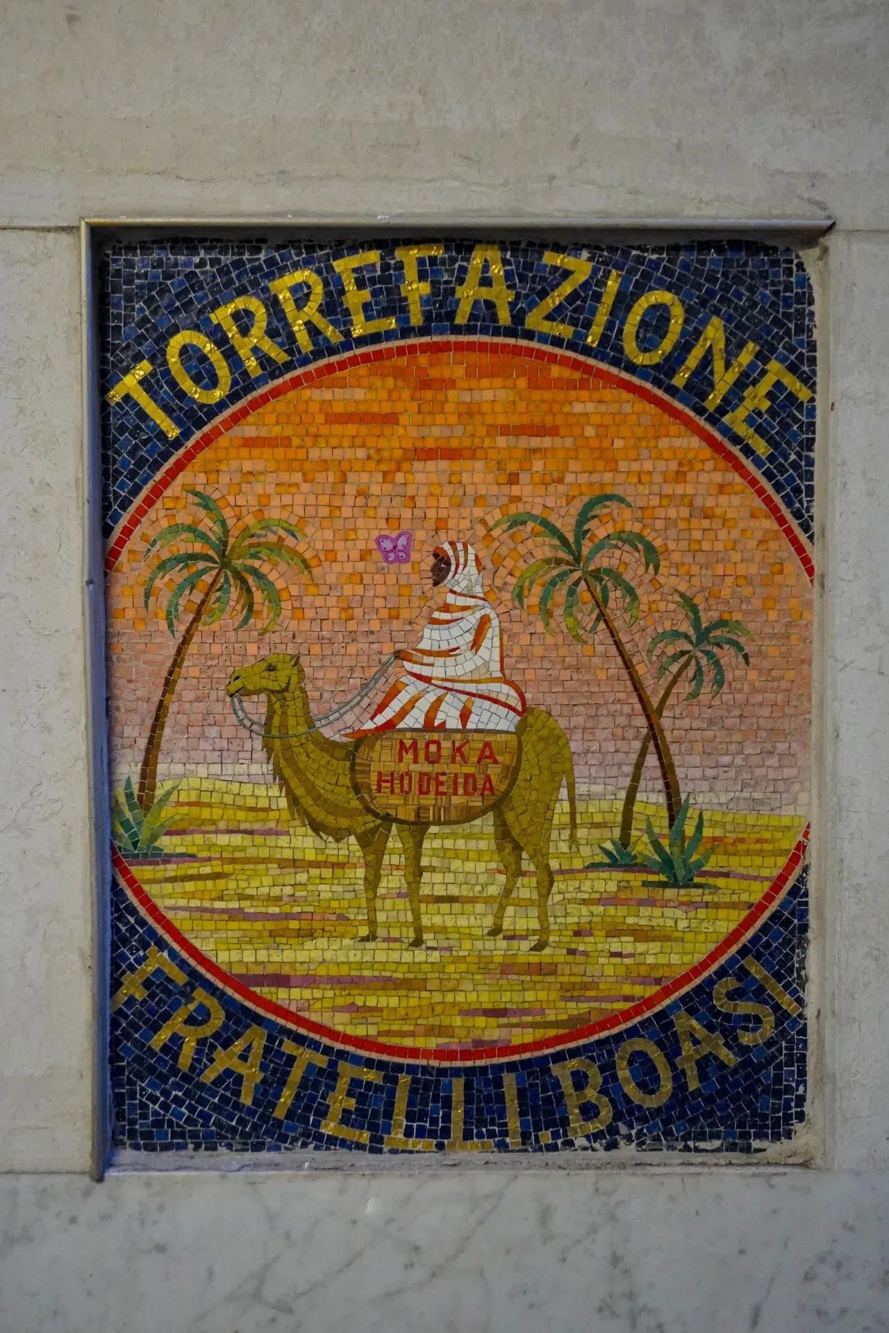 Detaljan mozaik karavane kamila sa natpisom "Torrefazione Fratelli Boasi", "Mozaik na zidu".