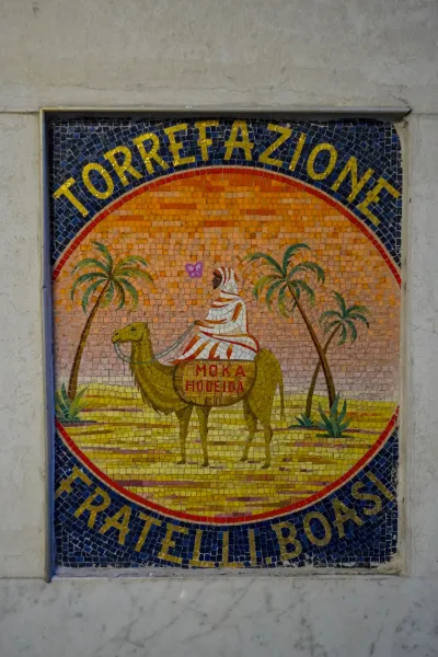 Detailreiches Mosaik einer Kamelskarawane mit "Torrefazione Fratelli Boasi" Beschriftung, "Mosaik an der Wand".