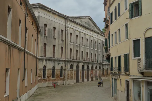 Das Archivio di Stato in Venedig mit seiner klassischen Fassade und gedämpften Farben, ein klassisches Architekturmotiv.