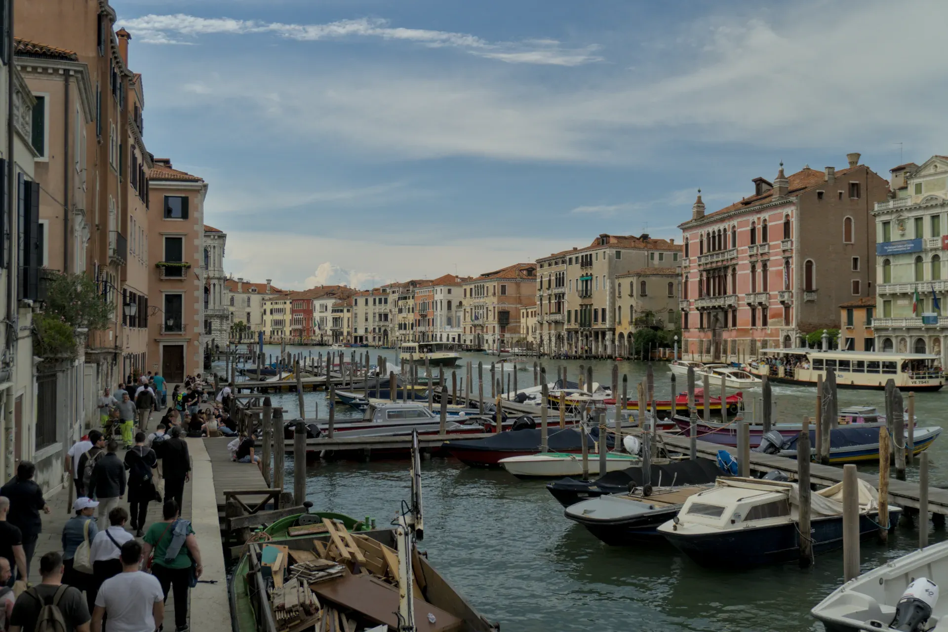 Barcas y edificios en el Gran Canal de Venecia, Italia, bajo un cielo nublado.