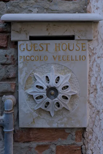 Panneau Maison d'hôtes Piccolo Vecellio avec inscription dorée sur marbre, Venise.