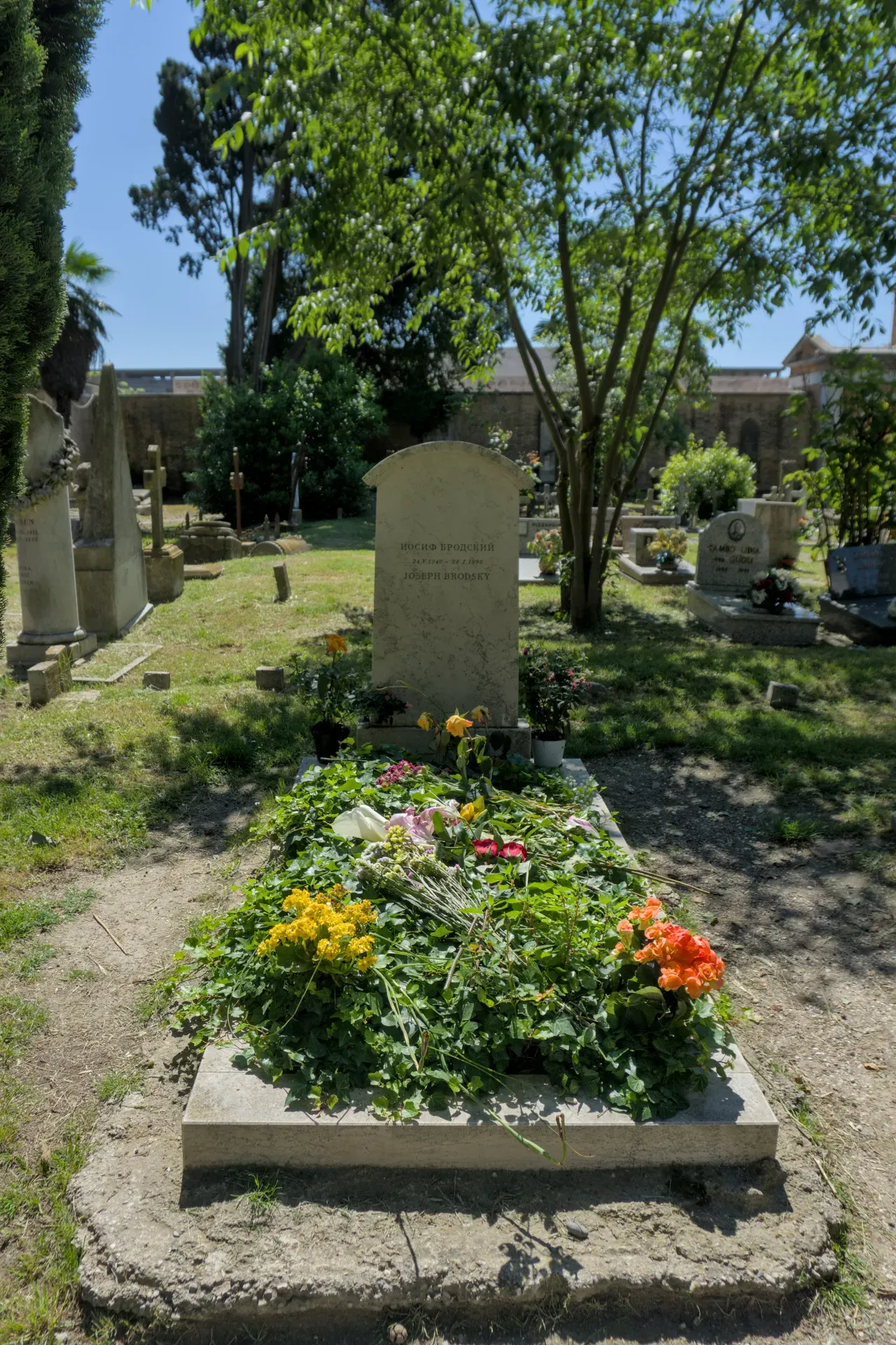 Grobnica Josepha Brodskog sa cvećem na groblju San Michele, Venecija, Italija.