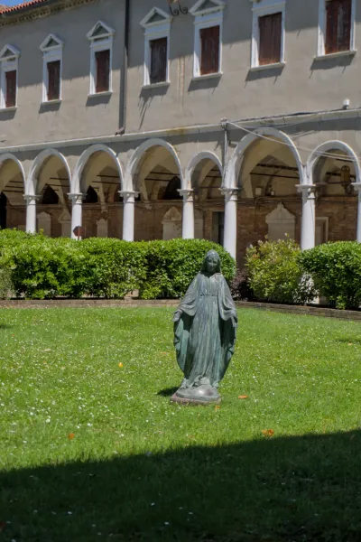 Statue en bronze de la Madone dans la cour du cimetière San Michele à Venise.
