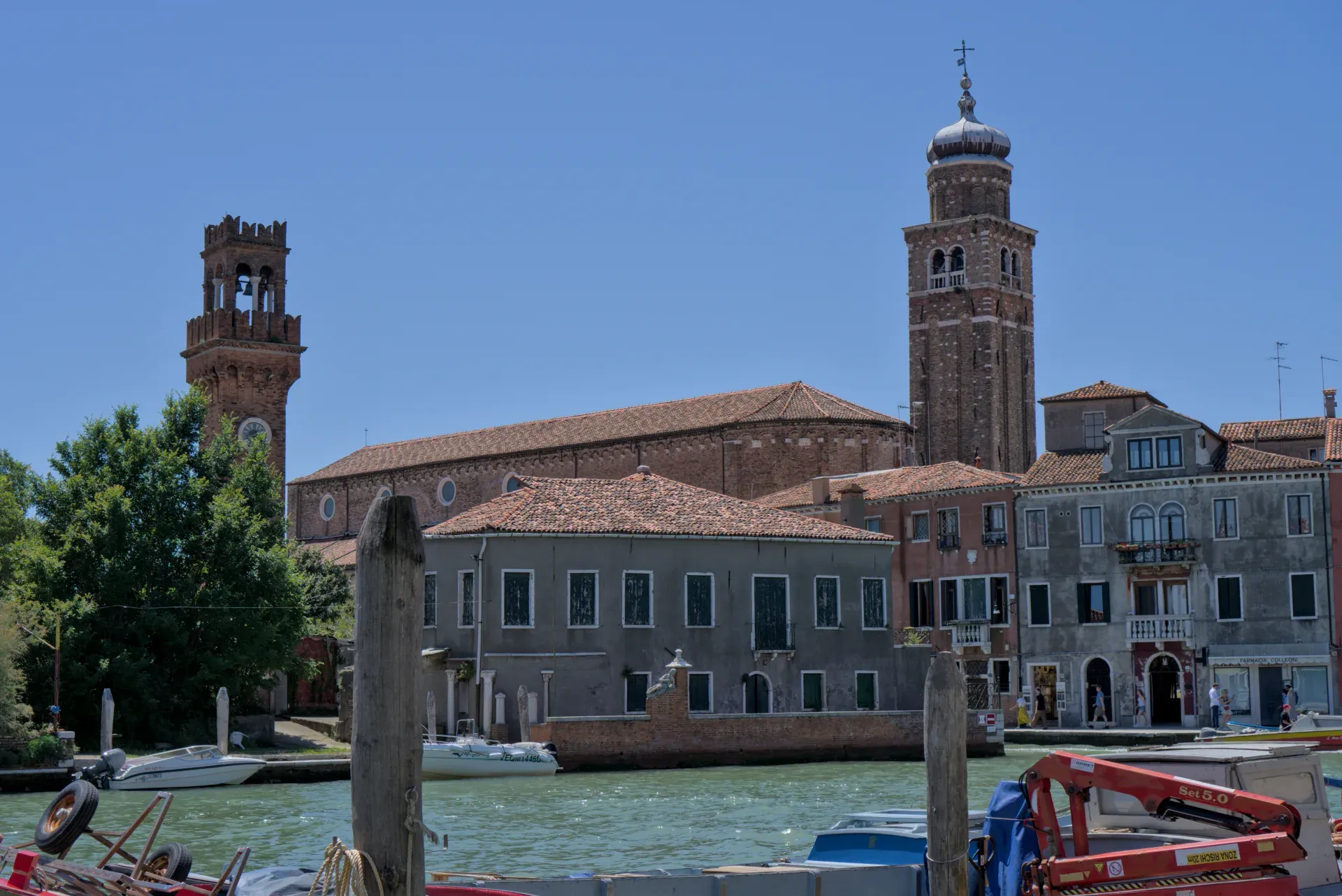 L'île de Murano à Venise avec ses bâtiments et tours historiques, vue depuis un canal.