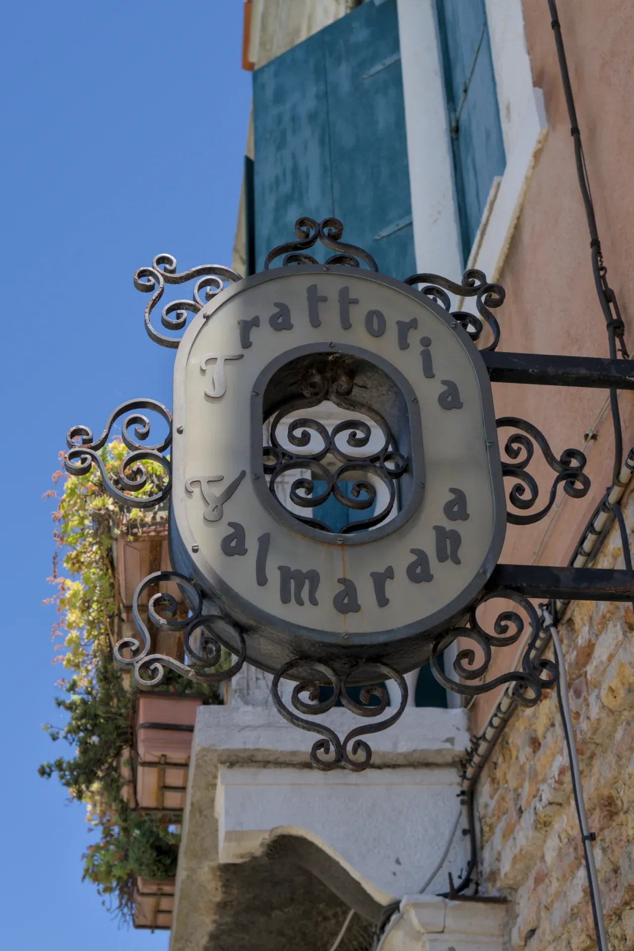 Ein kunstvolles Schild der Trattoria al Mara auf der Insel Murano, Venedig.