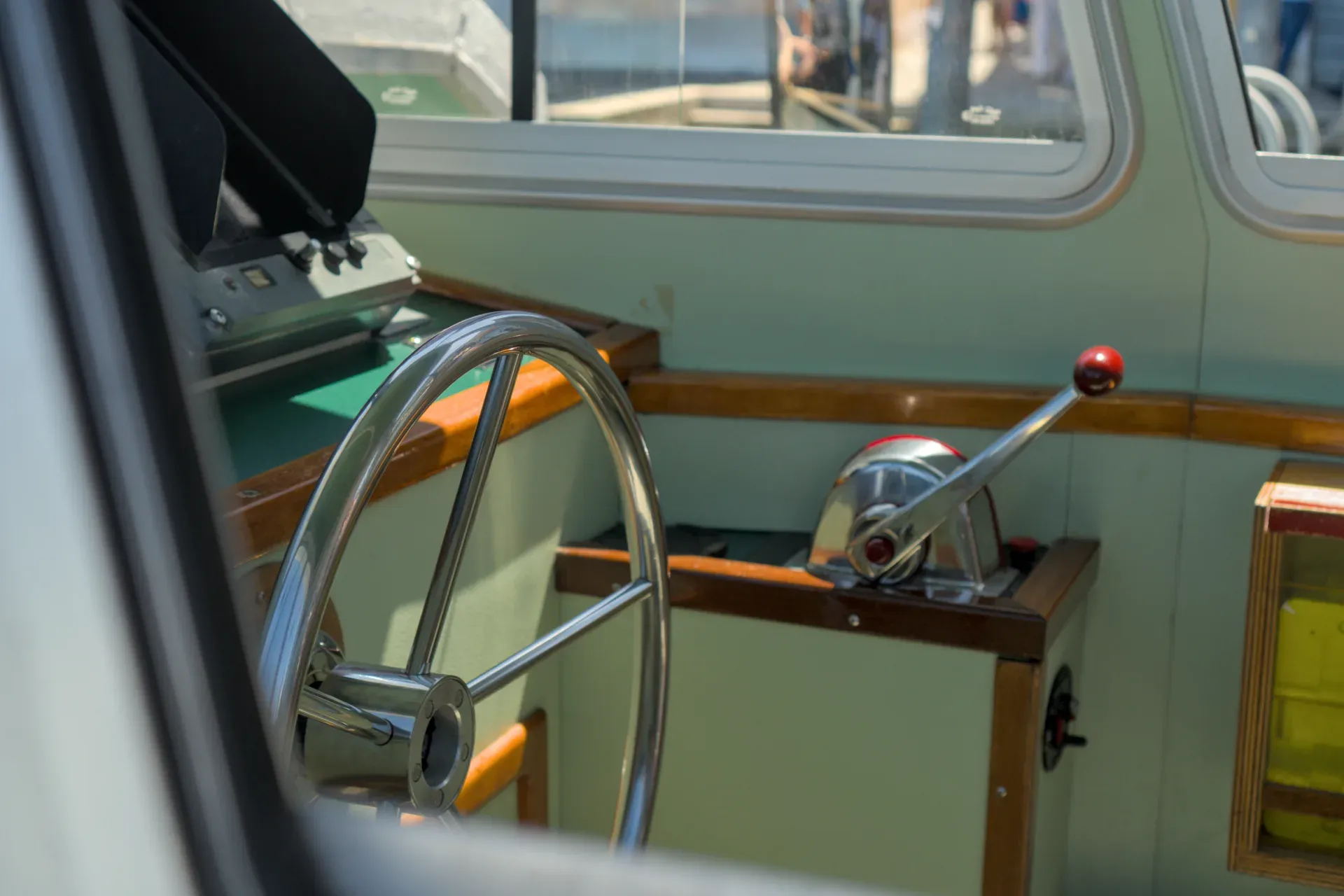 Gros plan d'une roue de bateau-mouche vénitien brillante, prête à naviguer sur les canaux.