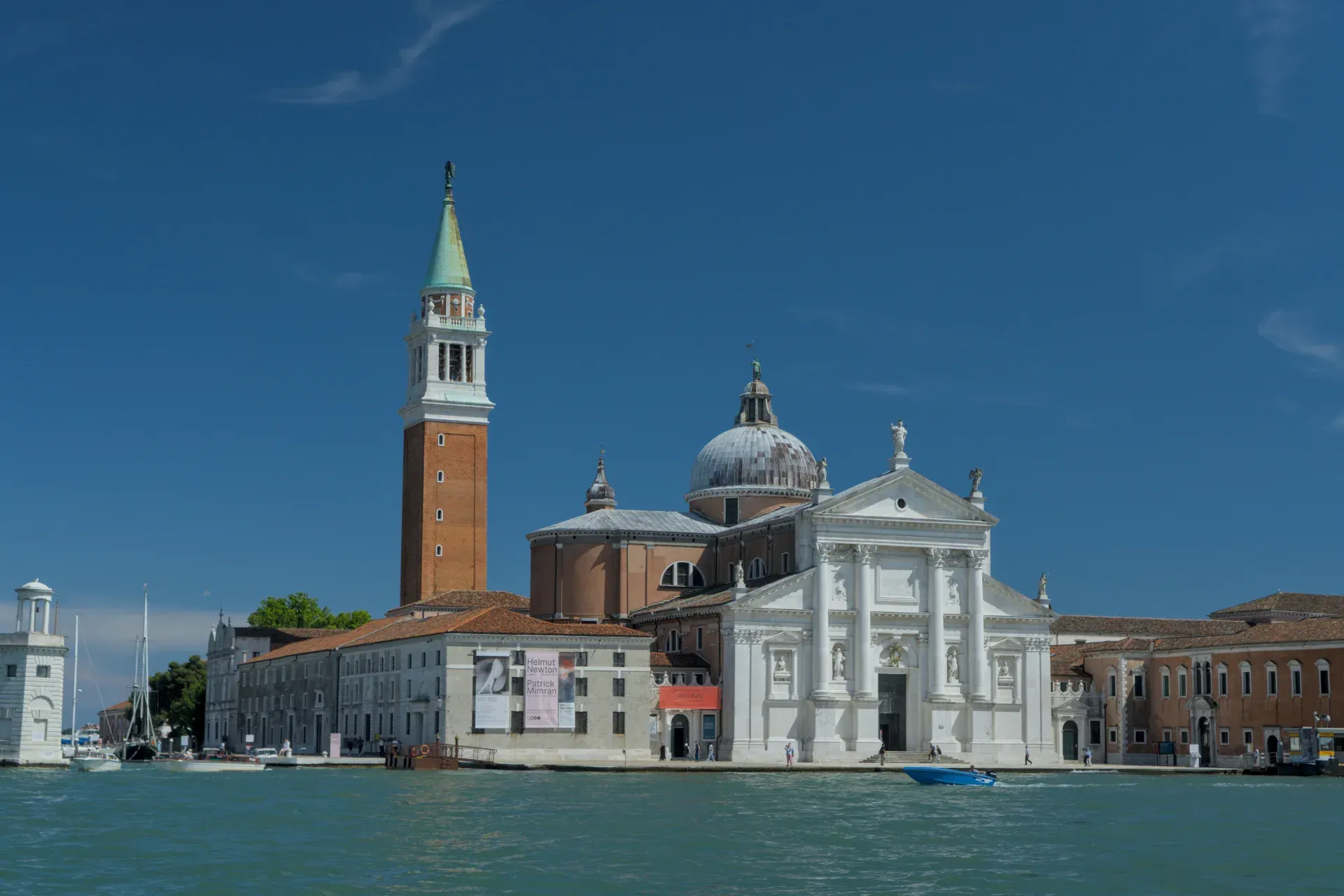 San Giorgio Maggiore Kirche mit Campanile, Venedig, Italien, bei Tag unter blauem Himmel.