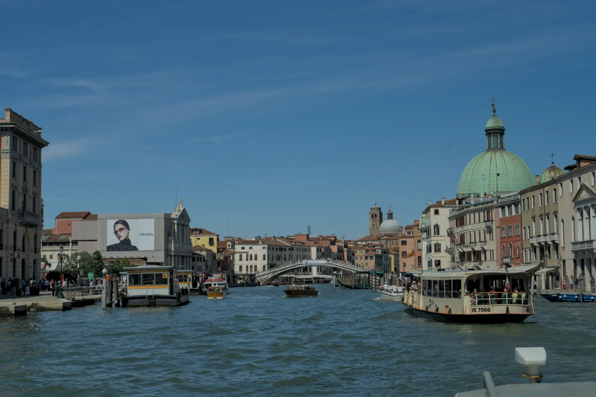 Der Canal Grande in Venedig mit bunten Gebäuden, Booten und der Basilica Santa Maria della Salute im Hintergrund.