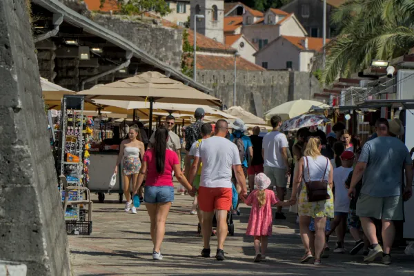 Des gens se promènent devant des étals de marché à Kotor, Monténégro, près de la vieille ville.
