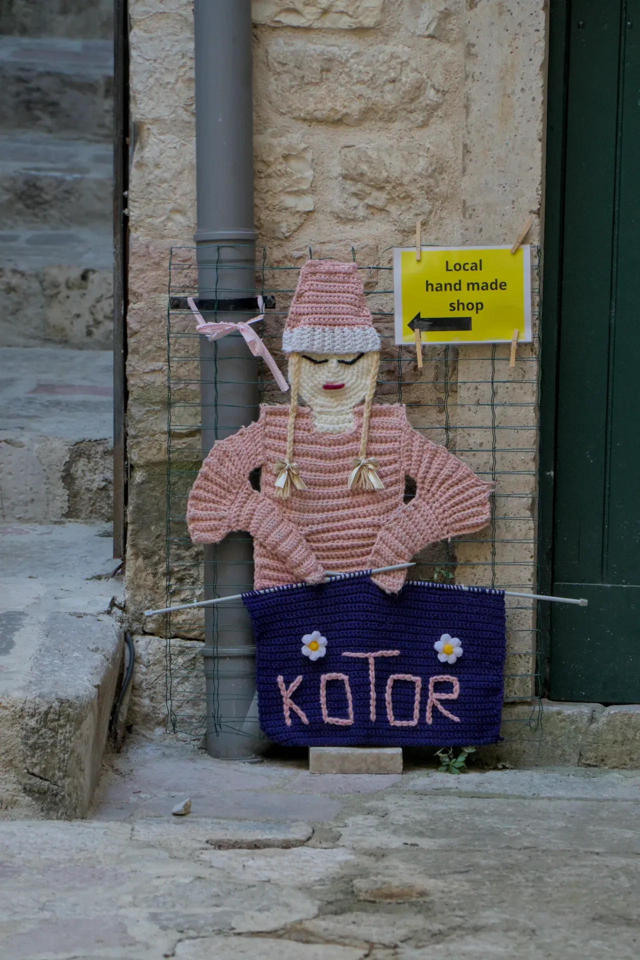 Pletena tabla ručne izrade sa natpisom 'Kotor' i 'Local hand made shop' u Crnoj Gori.