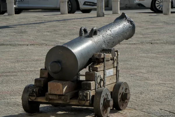 Eine historische Kanone auf Rädern bewacht den Eingang zur Altstadt von Kotor, Montenegro.