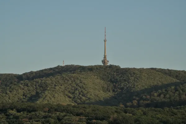 Der Fernsehturm auf dem Fruska Gora Berg in Serbien während der goldenen Stunde, umgeben von üppiger Vegetation.