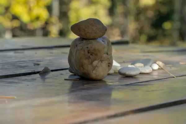 Equilibrio de piedras en el bosque de Fruska Gora, Serbia, sobre una superficie de madera.