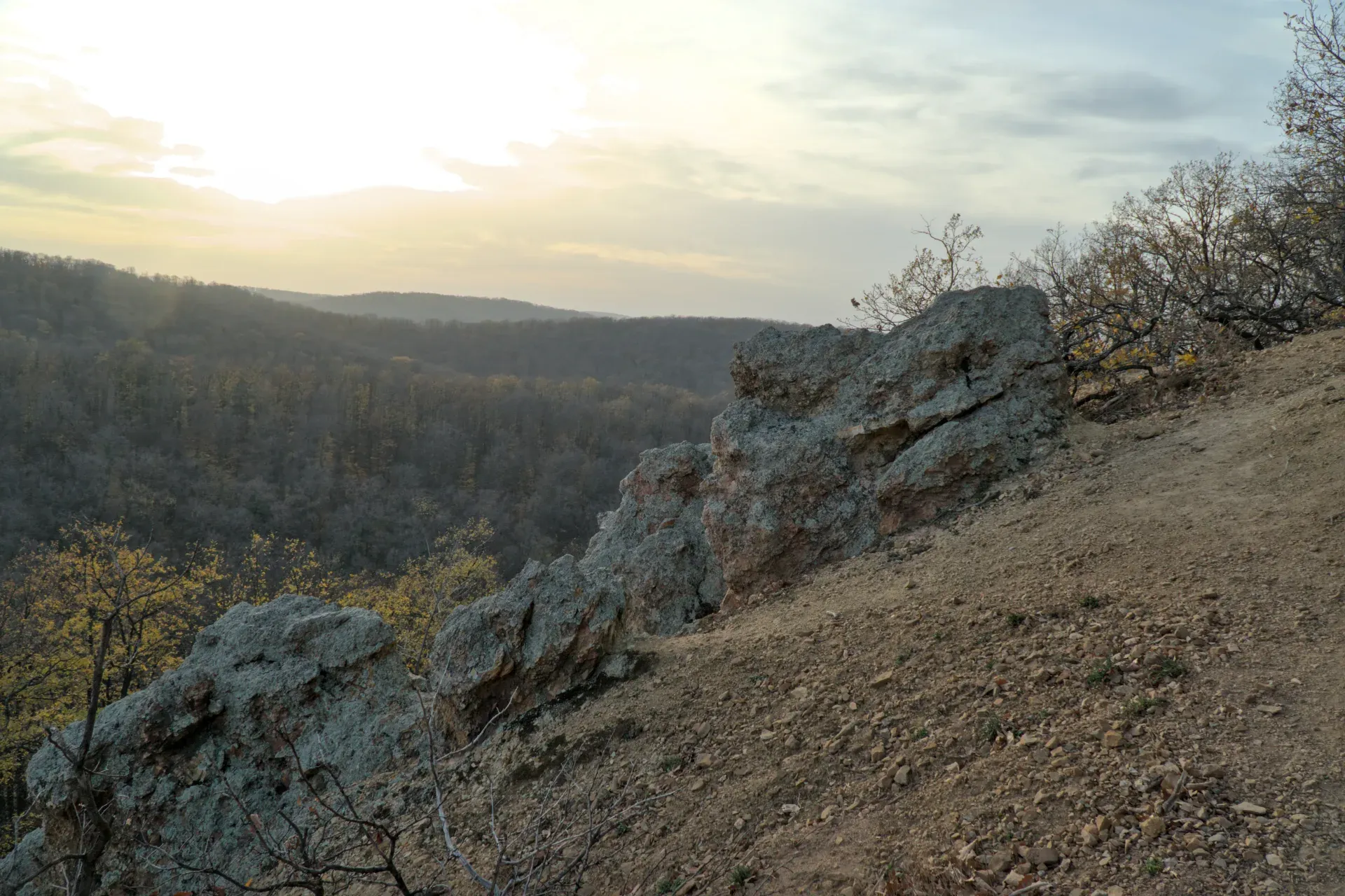 Formazioni rocciose Rocce Orlové a Fruska Gora, Serbia, all'alba.