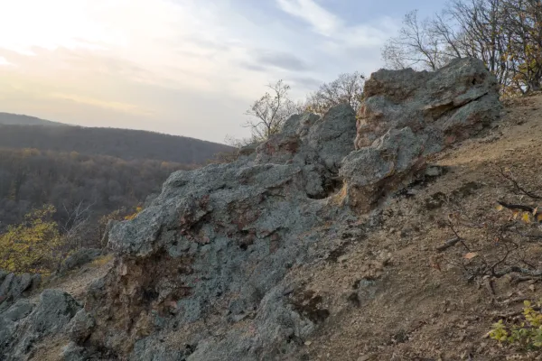 Die imposanten Felsen von Orlove Stene auf Fruška Gora, Serbien, bei Sonnenuntergang.