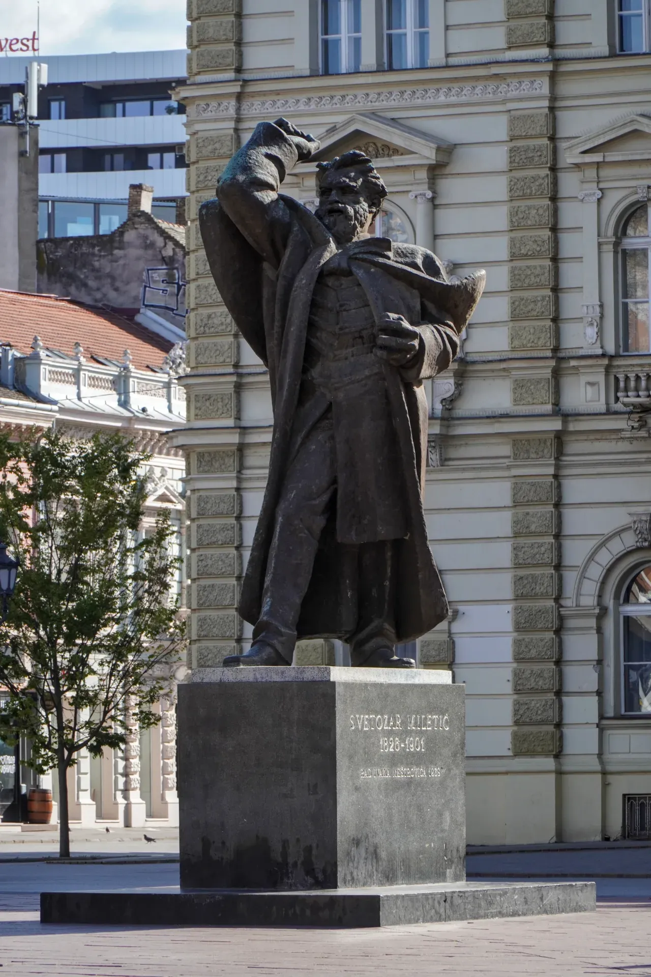 Monument à Svetozar Miletić sur la place de l'hôtel de ville de Novi Sad, Serbie, un chef-d'œuvre de photographie artistique.