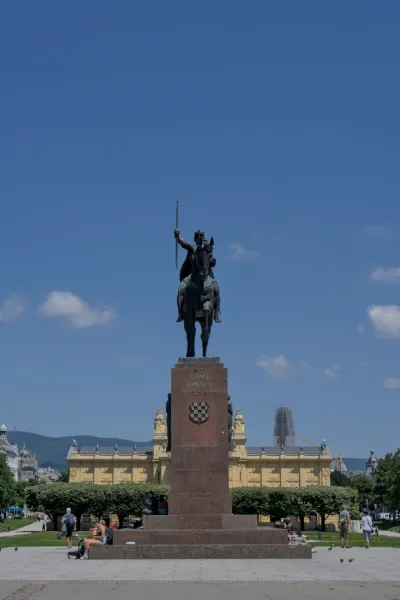 Das Reiterdenkmal von König Tomislav in Zagreb, Kroatien, unter blauem Himmel mit Wolken.