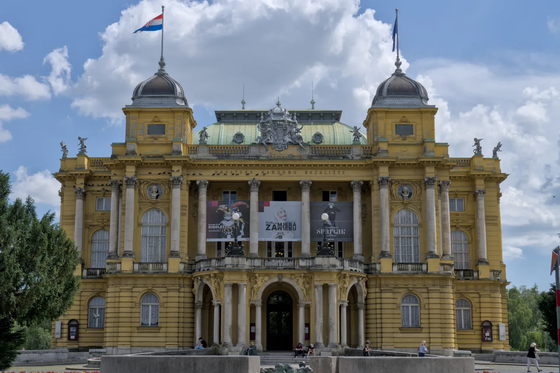 Das Kroatische Nationaltheater in Zagreb mit seiner markanten gelben Fassade und neobarocken Architektur.