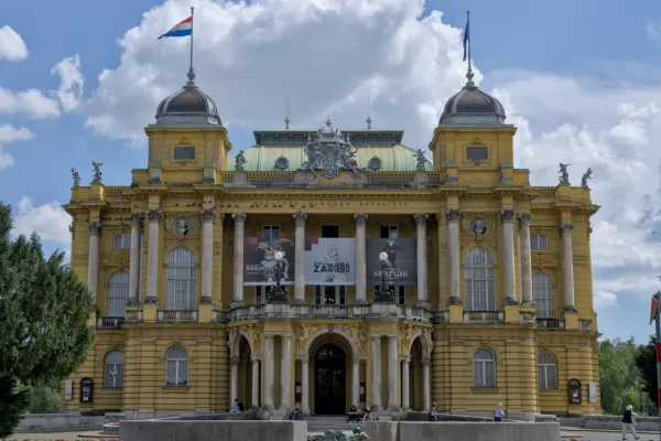 Hrvatsko narodno kazalište u Zagrebu sa svojim upečatljivim žutim pročeljem i neobaroknom arhitekturom.
