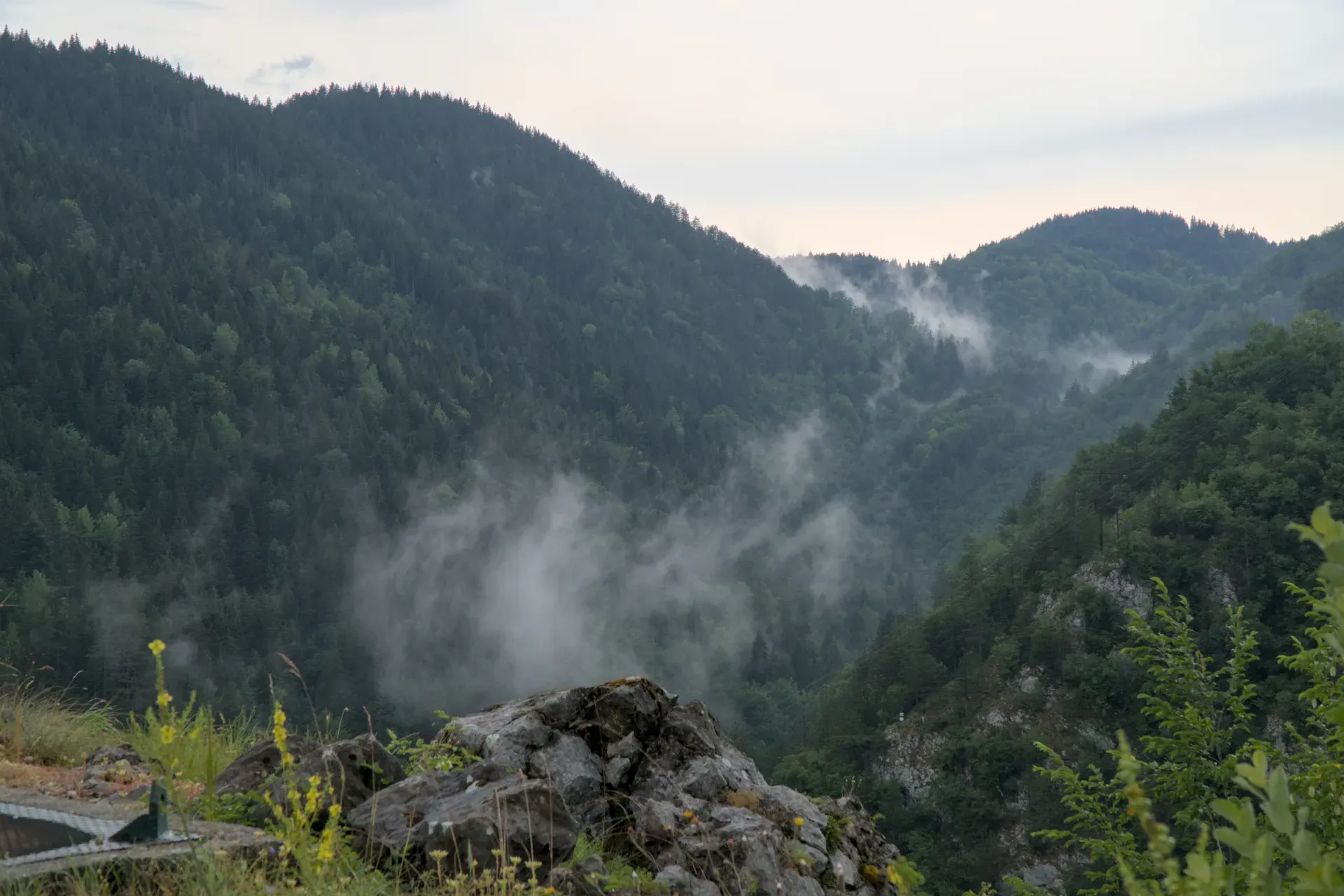 Morgennebel in den Bergen erhebt sich über dem Zaovine-See im Tara-Nationalpark, Serbien.