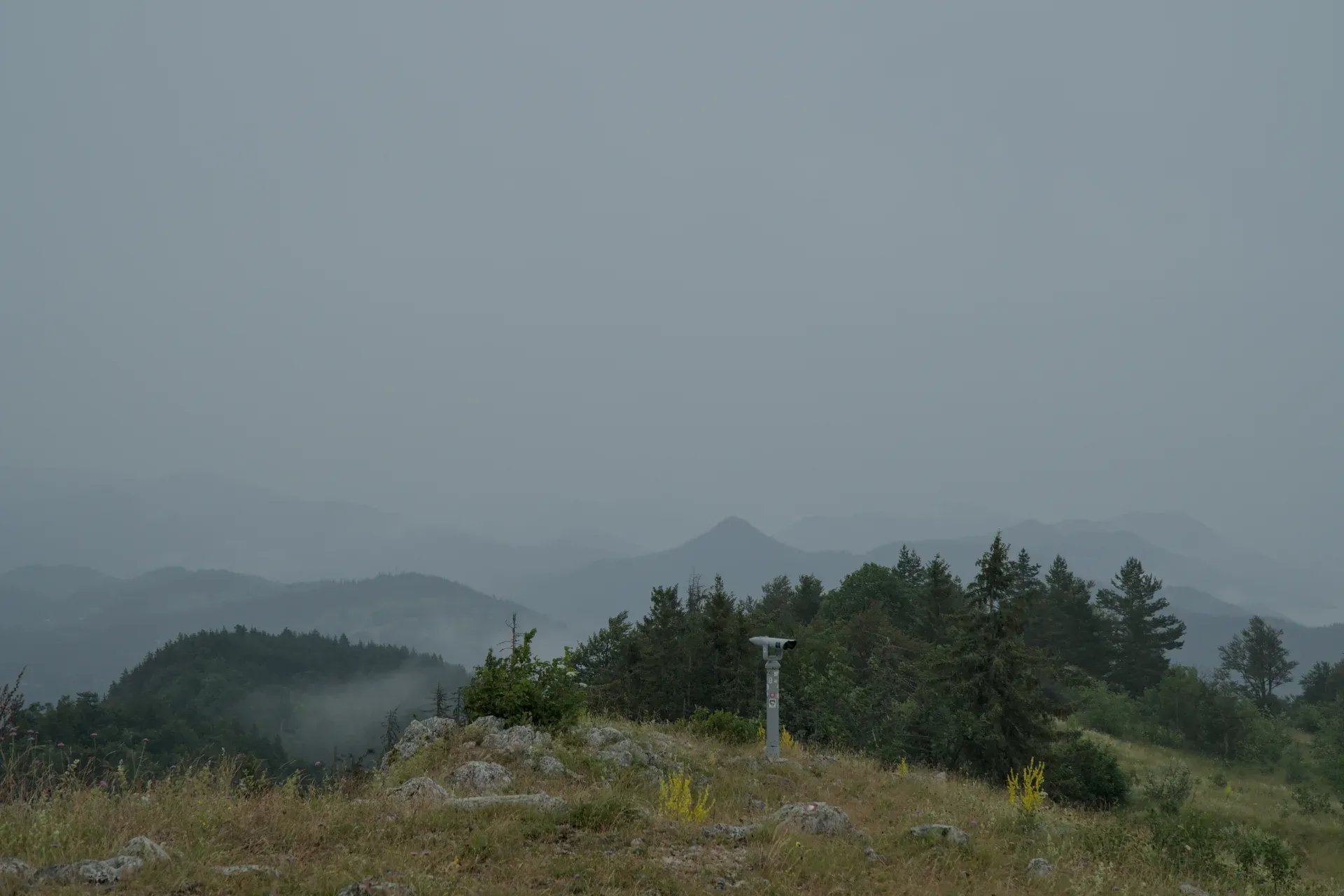 Punto panoramico sulla cima del Janić, vista sul lato serbo con montagne nebbiose.