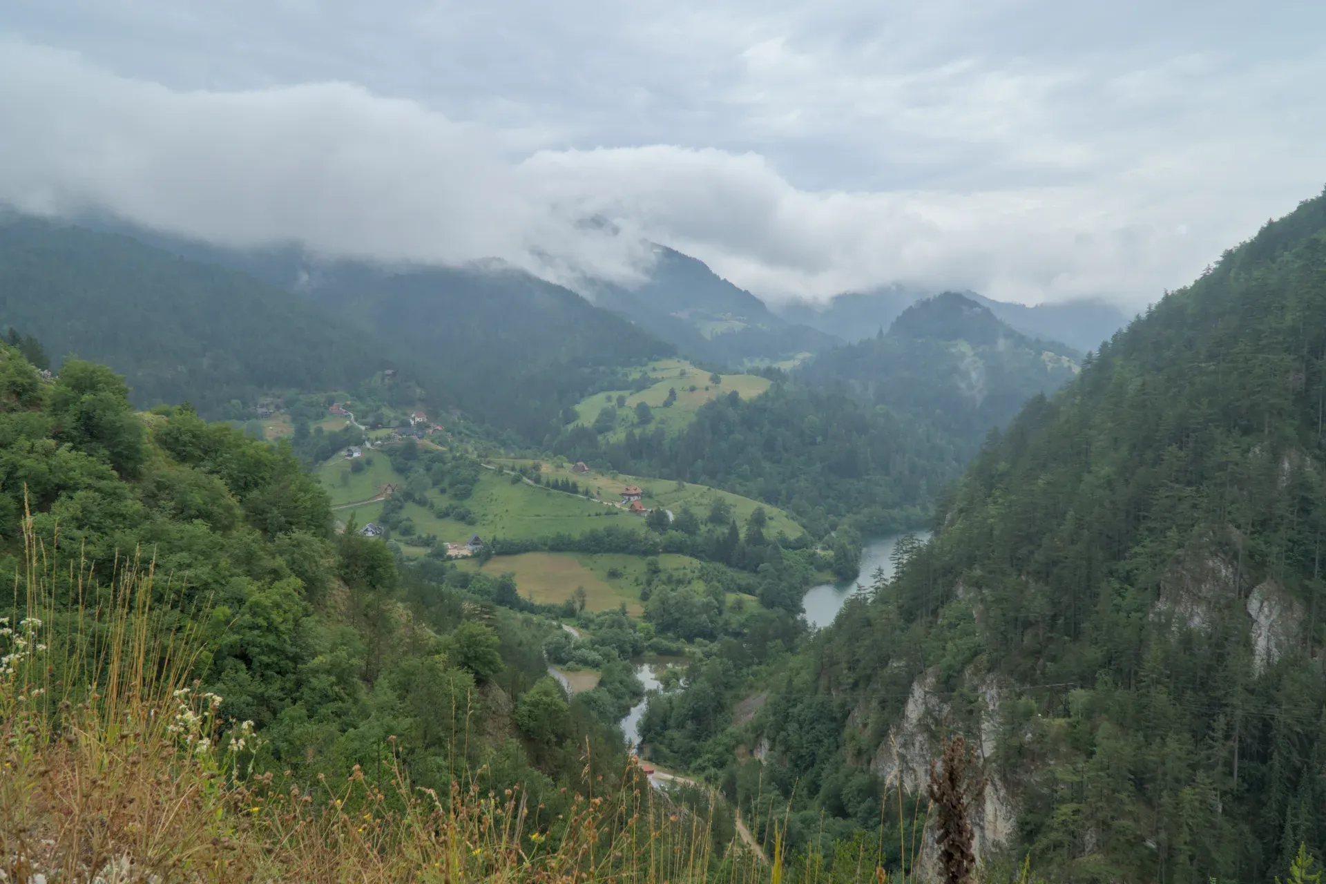 Landschaftsbild mit Blick auf den Spajića See und umliegende grüne Berge im Tara Nationalpark Serbien.