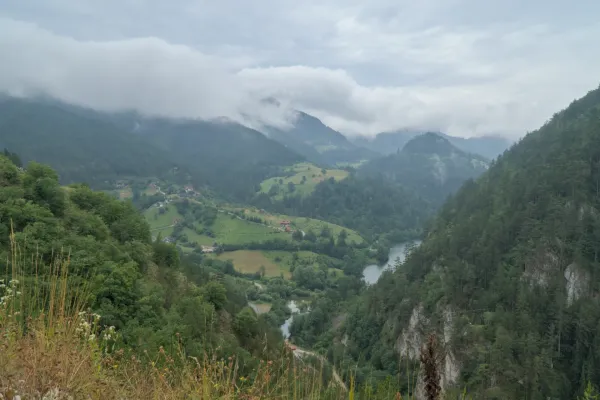 Landschaftsbild mit Blick auf den Spajića See und umliegende grüne Berge im Tara Nationalpark Serbien.