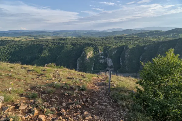 Blick vom Aussichtspunkt "Gebet" auf den Uvac Canyon in Serbien, mit Wäldern und Hängen.