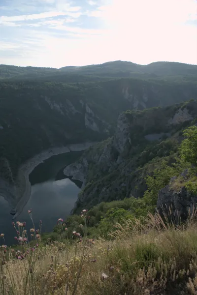 Die mäandernde Uvac-Schlucht in Serbien, erfasst im warmen Licht des Sonnenuntergangs.