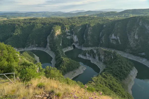 Blick auf den Uvac Canyon und die Uvac-Höhle vom Aussichtspunkt Molitva mit einem Boot auf dem Fluss.