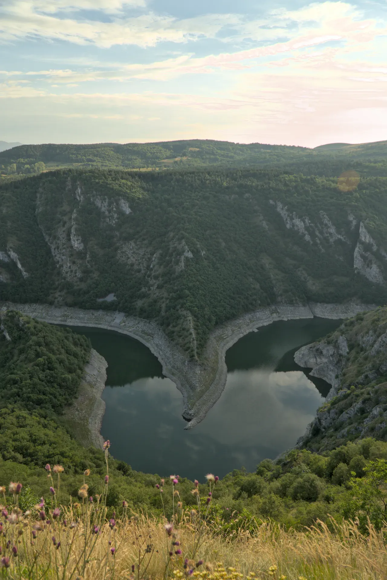 Canyon au crépuscule, Uvac, Serbie. Photo verticale de paysage avec rivière.