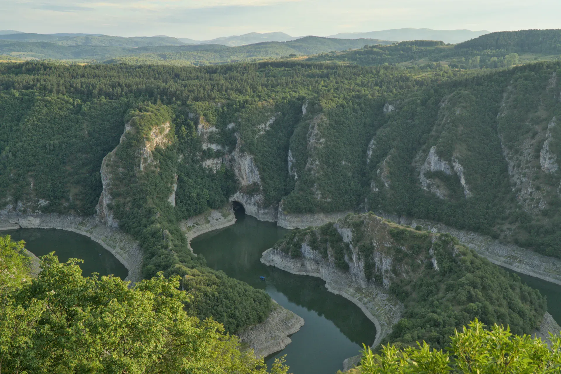 Vista panorámica del Cañón Uvac con un río desde el mirador "Oración", Serbia.