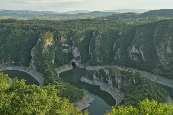 Vista panoramica del Canyon Uvac con un fiume dal punto panoramico "Preghiera", Serbia.