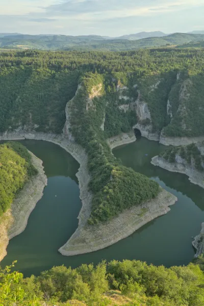 Portrait du canyon d'Uvac en Serbie avec des couleurs vives du soir, idéal pour les galeries.