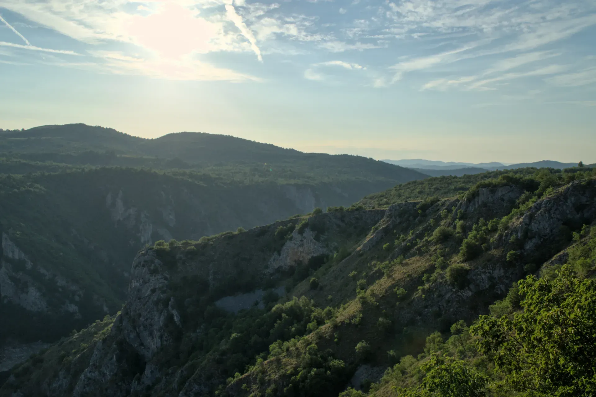 Rocce maestose sopra il Canyon di Uvac al tramonto, Serbia.