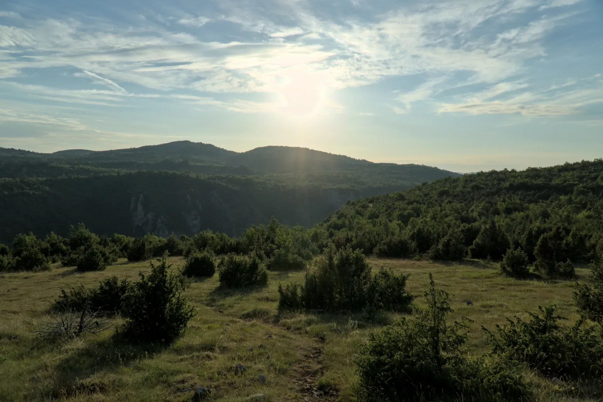 Zalazak sunca sa vidikovca Molitva iznad šumovitih brežuljaka u Srbiji, idealno za zidnu umetnost.