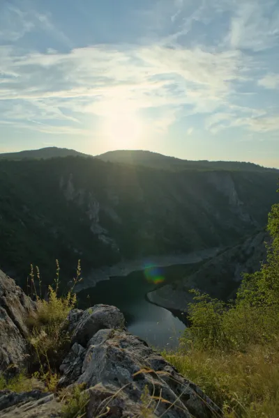 Uno splendido ritratto della Gola di Uvac in Serbia al tramonto, con una curva del fiume nella valle.