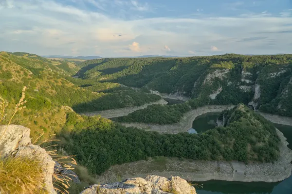 Méandres de la rivière Uvac en Serbie, capturés dans la lumière chaude du soleil couchant.