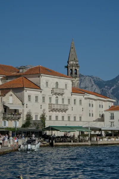 Edifici di Perast, Montenegro, alla luce della sera affacciati sul mare.