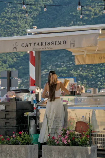 Gelaterija u Perastu, Crna Gora, sa prodavačicom leti.