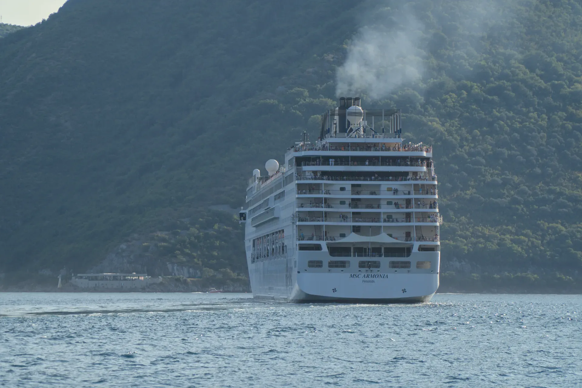 Un grand navire de croisière, le MSC Armonia, s'éloigne de la baie de Kotor, Monténégro.