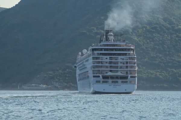 Una grande nave da crociera, la MSC Armonia, si allontana dalla Baia di Kotor, Montenegro.
