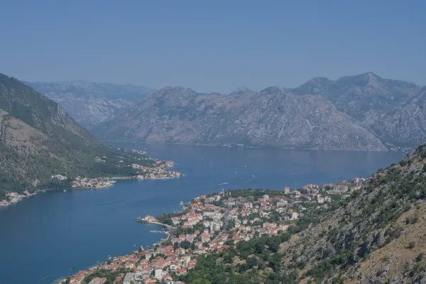 Vue depuis la montagne vers Dobrota et la baie de Kotor, Monténégro, orientation paysage.