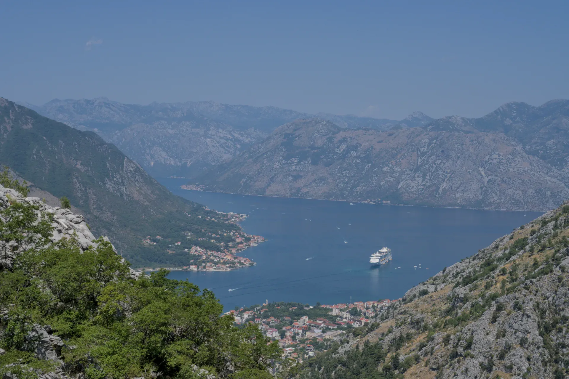 Vista desde arriba de la Bahía de Kotor en Montenegro con un crucero entrando.