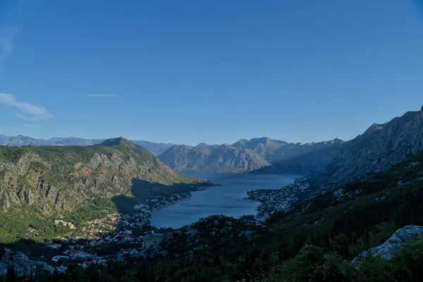 Vista pre-alba della Baia di Kotor, Montenegro, con vista sulla città e sulle montagne da una strada di montagna panoramica.