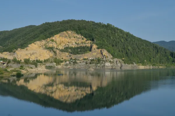 Vue matinale du lac Zaovine dans le parc national de Tara, avec montagnes et forêts réfléchissantes, parfaite pour les galeries.