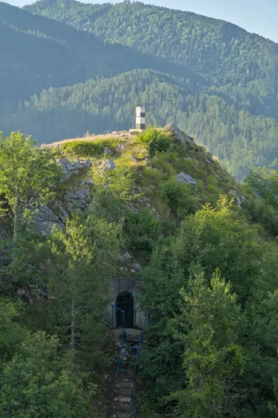 Eine Staumauer am Zaovine-See mit einem Berg-Eingang und Markierungsprobe auf dem Hügel im Tara-Nationalpark, Serbien.