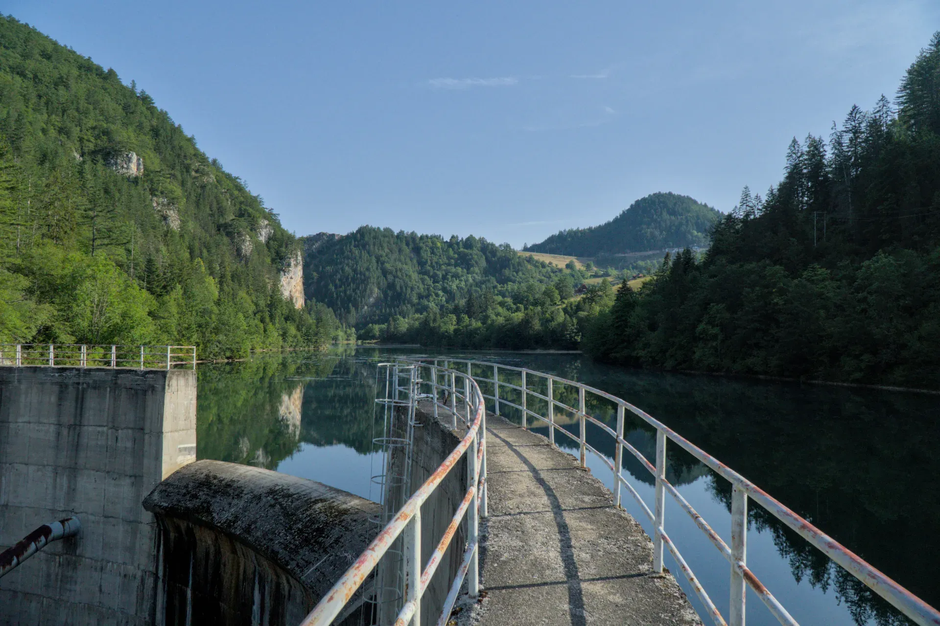Плотина Спайичи в Заовине, Сербия, с спокойной водой и зелеными горами, идеально подходит для галерей.